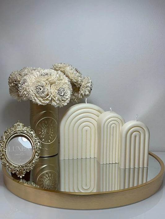 Bougie Arc Intemporel blanche, une création artisanale aux courbes raffinées, parfaite pour une décoration élégante.